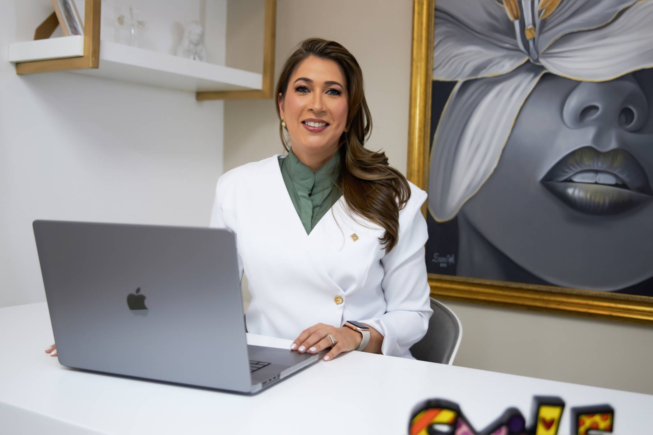 Profesional de Tropicana en su consultorio, centro médico en Alajuela